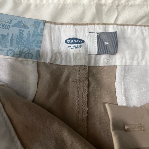 Old navy khaki Bermuda shorts. Woman’s. Size 14. - Picture 2 of 4